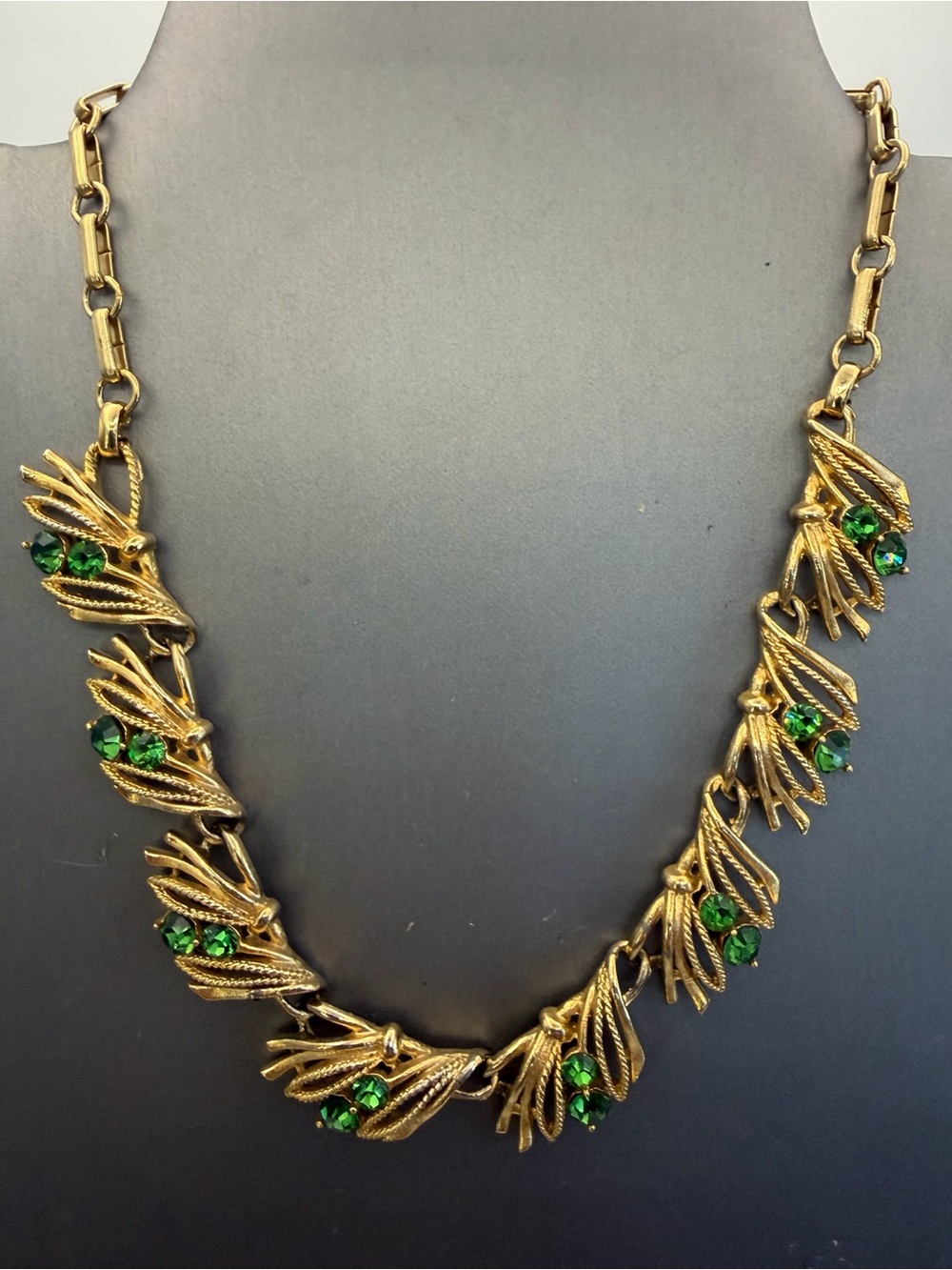 Lisner Gold-Tone Leaf Necklace with Emerald Green Crystals 15” Vintage